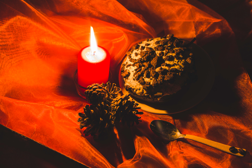Lumânări sacre și obiecte de ritual pe altar